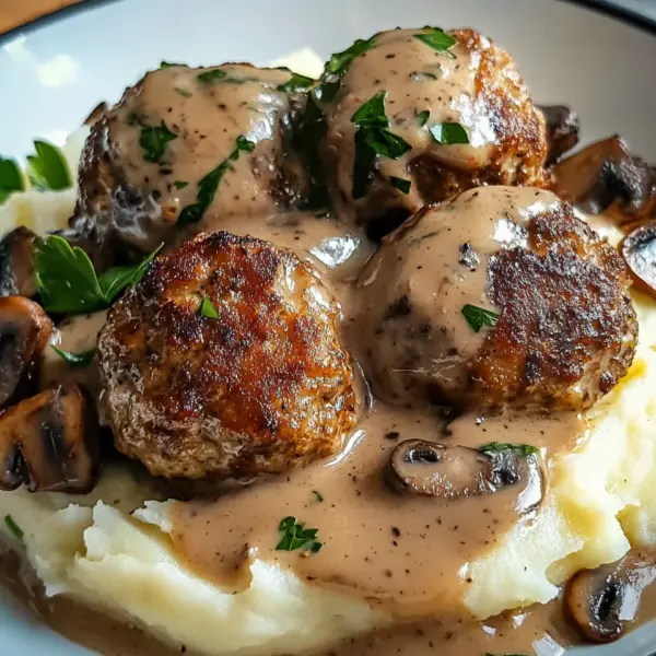 Fleischbällchen mit Kartoffelpüree und Champignonrahmsauce