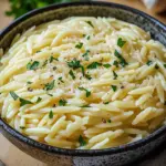 Cremige Orzo-Nudeln mit Knoblauch und Parmesan