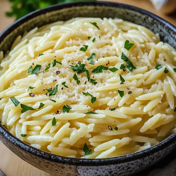 Cremige Orzo-Nudeln mit Knoblauch und Parmesan